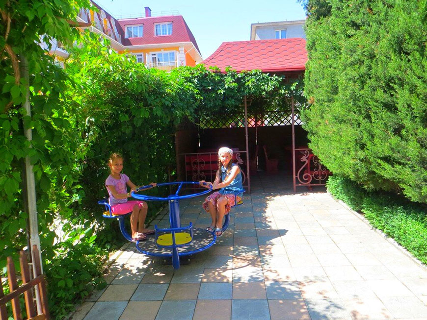 Отдых в Николаевке с детьми: качели