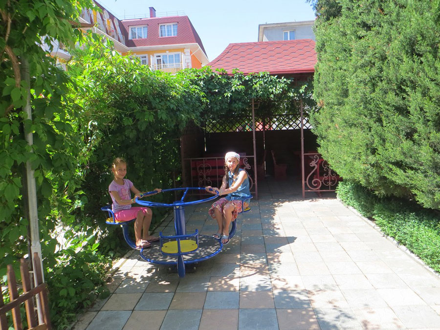 Отдых в июне в Николаевке: детская площадка
